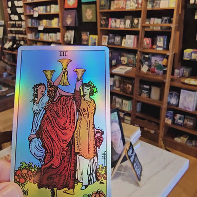 Video showcasing the Holo Tarot deck by Vieux Monde, highlighting the full holographic finish, classic Rider–Waite–Smith imagery, and reflective card edges.
